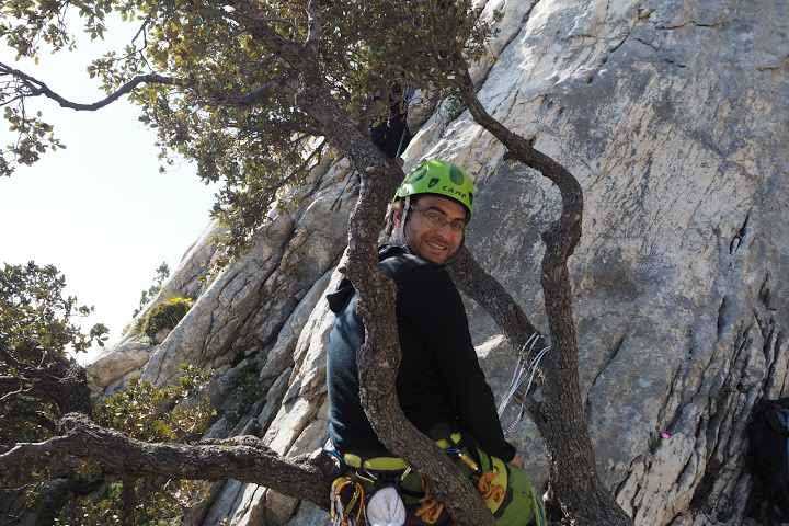 Gilles au relais sur un arbre